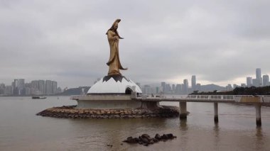  Guan Yin Heykeli Macau 'da deniz kenarında.