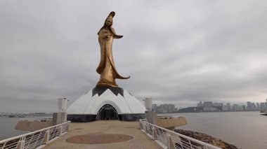  Guan Yin Heykeli Macau 'da deniz kenarında.