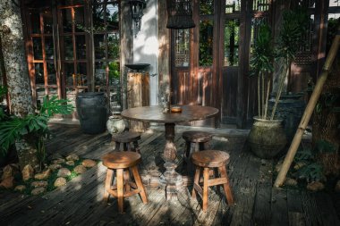 Bali 'de geleneksel ahşap bir kafe olan taşralı açık alan, yemyeşil, doğal dokular ve klasik cazibeyle çevrili.