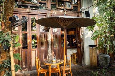 Bali 'de geleneksel ahşap bir kafe olan taşralı açık alan, yemyeşil, doğal dokular ve klasik cazibeyle çevrili.