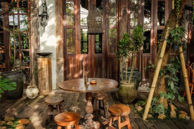 Bali 'de geleneksel ahşap bir kafe olan taşralı açık alan, yemyeşil, doğal dokular ve klasik cazibeyle çevrili.