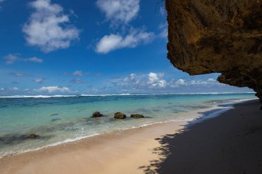 Bali Endonezya 'nın Bukit bölgesinde kristal berrak su ve uçurum ile cennet plajı