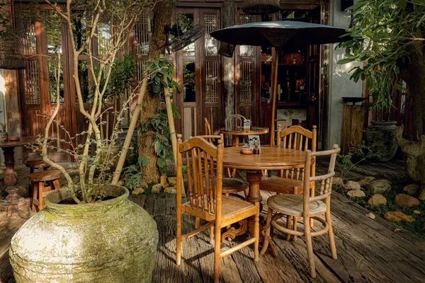 Bali 'de geleneksel ahşap bir kafe olan taşralı açık alan, yemyeşil, doğal dokular ve klasik cazibeyle çevrili.