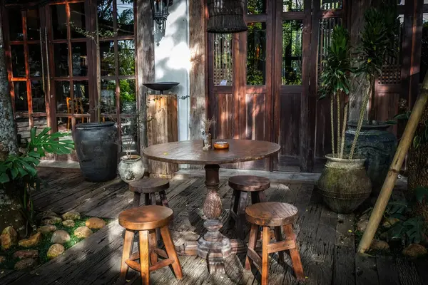 Bali 'de geleneksel ahşap bir kafe olan taşralı açık alan, yemyeşil, doğal dokular ve klasik cazibeyle çevrili.