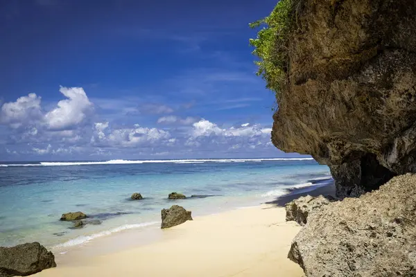 Bali Endonezya 'nın Bukit bölgesinde kristal berrak su ve uçurum ile cennet plajı