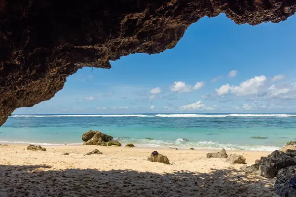 Bali Endonezya 'nın Bukit bölgesinde kristal berrak su ve uçurum ile cennet plajı