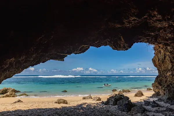 Bali Endonezya 'nın Bukit bölgesinde kristal berrak su ve uçurum ile cennet plajı