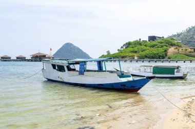 Komodo Ulusal Parkı Labuan Bajo Endonezya 'daki tekneler.