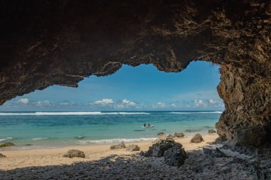Bali Endonezya 'nın Bukit bölgesinde kristal berrak su ve uçurum ile cennet plajı