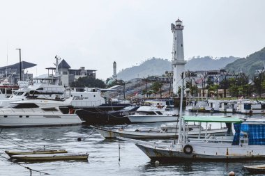  Labuan Bajo tekneleri ve Endonezya Deniz feneri Limanı
