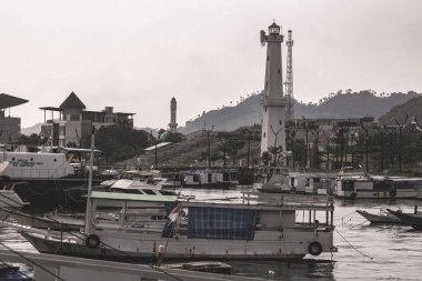  Labuan Bajo tekneleri ve Endonezya Deniz feneri Limanı