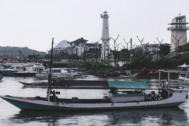  Labuan Bajo tekneleri ve Endonezya Deniz feneri Limanı