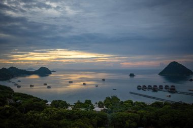 Labuan Bajo Komodo Endonezya limanında nefes kesici bir gün batımı.