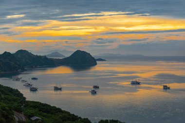 Labuan Bajo Komodo Endonezya limanında nefes kesici bir gün batımı.