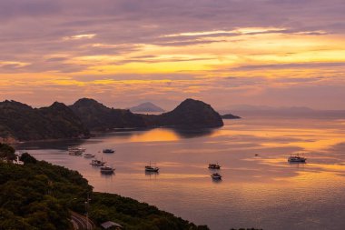 Labuan Bajo Komodo Endonezya limanında nefes kesici bir gün batımı.