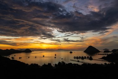 Labuan Bajo Komodo Endonezya limanında nefes kesici bir gün batımı.
