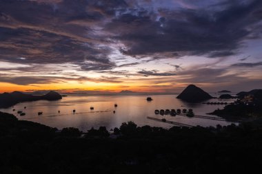 Labuan Bajo Komodo Endonezya limanında nefes kesici bir gün batımı.