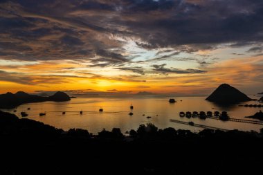 Labuan Bajo Komodo Endonezya limanında nefes kesici bir gün batımı.