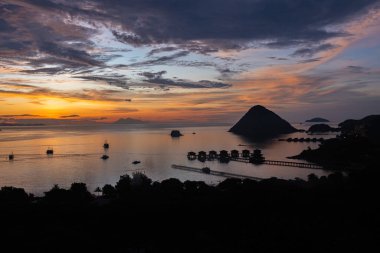 Labuan Bajo Komodo Endonezya limanında nefes kesici bir gün batımı.