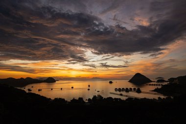 Labuan Bajo Komodo Endonezya limanında nefes kesici bir gün batımı.