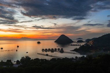 Labuan Bajo Komodo Endonezya limanında nefes kesici bir gün batımı.