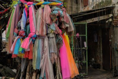 Bangkok Çin Mahallesi 'nde renkli kurdelelerle kaplı kutsal ağaç.