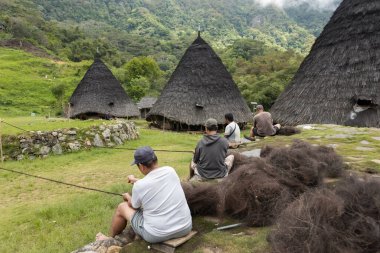 Wae Rebo köyünün yerlileri Flores Adası 'ndaki kuru palmiye ağaçlarından ip üretiyorlar.