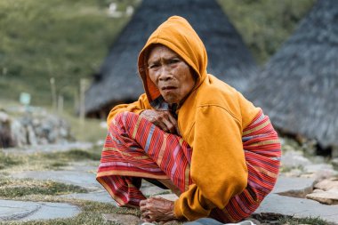 Flores Adası Labuan Bajo Endoneasia 'daki Wae Rebo köyünün yanında oturan 80 yaşındaki kadın.