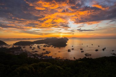 Labuan Bajo Komodo Endonezya limanında nefes kesici bir gün batımı.