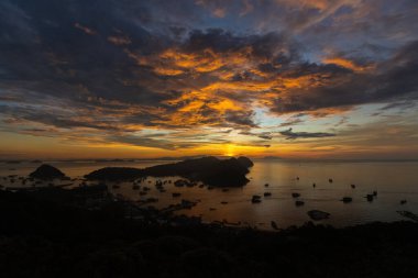 Labuan Bajo Komodo Endonezya limanında nefes kesici bir gün batımı.