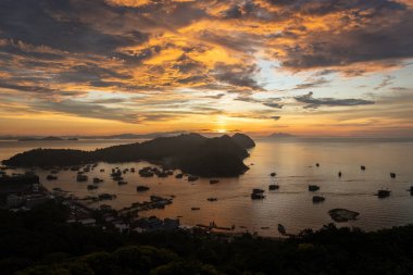Labuan Bajo Komodo Endonezya limanında nefes kesici bir gün batımı.