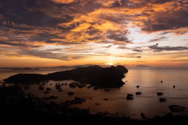 Labuan Bajo Komodo Endonezya limanında nefes kesici bir gün batımı.