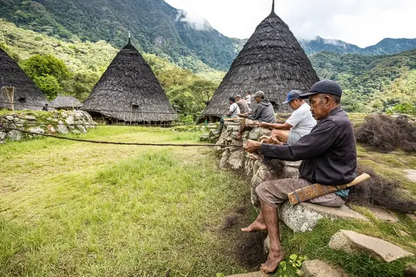 Wae Rebo köyünün yerlileri Flores Adası 'ndaki kuru palmiye ağaçlarından ip üretiyorlar.