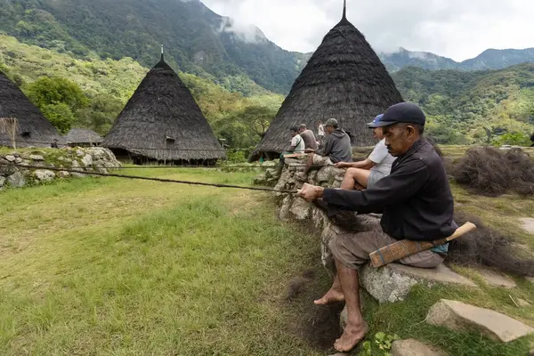 Wae Rebo köyünün yerlileri Flores Adası 'ndaki kuru palmiye ağaçlarından ip üretiyorlar.