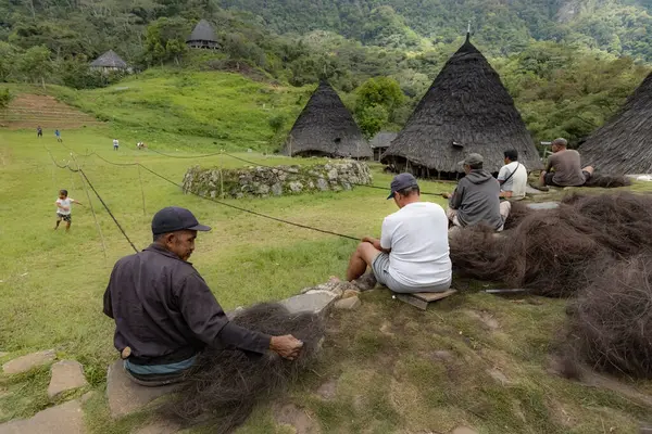 Wae Rebo köyünün yerlileri Flores Adası 'ndaki kuru palmiye ağaçlarından ip üretiyorlar.