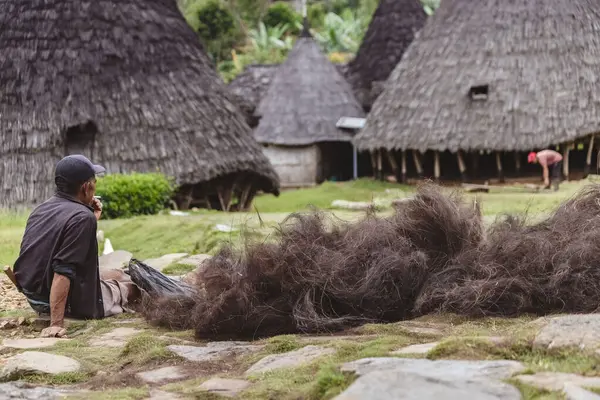 Wae Rebo köyünün yerlileri Flores Adası 'ndaki kuru palmiye ağaçlarından ip üretiyorlar.