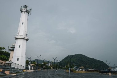 Endonezya 'nın Labuan Bajo kasabasındaki beyaz deniz feneri.