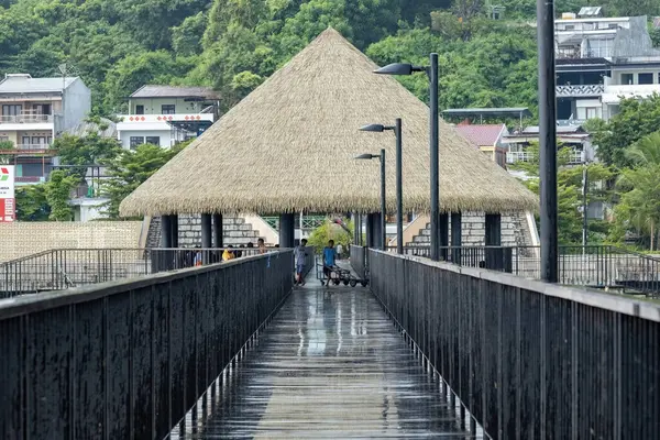Endonezya 'da denizde ahşap iskele