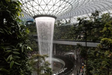Singapur havaalanında Jewel Yağmur Girdabı Şelalesi