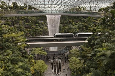 Jewel Yağmur Girdabı Şelalesi ve Singapur 'daki Changi Singapur havaalanında çalışan tren.