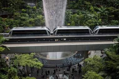 Jewel Yağmur Girdabı Şelalesi ve Singapur 'daki Changi Singapur havaalanında çalışan tren.
