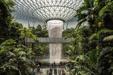 Singapur havaalanında Jewel Yağmur Girdabı Şelalesi