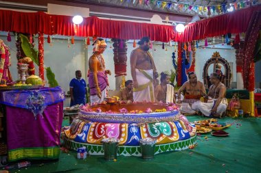 Hindu Brahmanlar Singapur 'daki Sri Mariamman Tapınağı' nda Puja 'yı sahneliyorlar.
