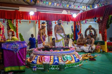 Hindu Brahmanlar Singapur 'daki Sri Mariamman Tapınağı' nda Puja 'yı sahneliyorlar.