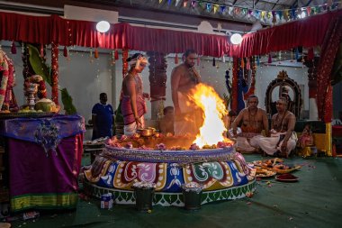 Hindu Brahmanlar Singapur 'daki Sri Mariamman Tapınağı' nda Puja 'yı sahneliyorlar.