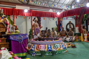 Hindu Brahmanlar Singapur 'daki Sri Mariamman Tapınağı' nda Puja 'yı sahneliyorlar.