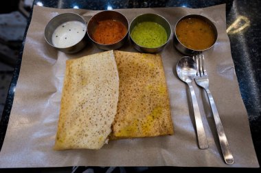 Masala Dosa geleneksel Güney Hint yemeği. Dört farklı chatny üst görünümü var.
