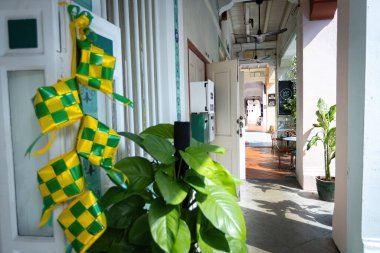 Singapur 'un Çin Mahallesi' nde tente kafeleri ve dükkanları olan geleneksel cadde