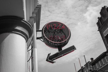 Pizza ve şarap neon iç geçiriyor şehirdeki binada.