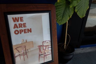 Dükkan ya da kafenin yakınındaki açık reklam panosundayız.